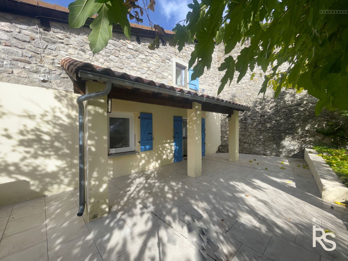 Une charmante maison en pierre de 80 m2 habitables rénovée récemment avec un jardin de 490 m2. — photo 11