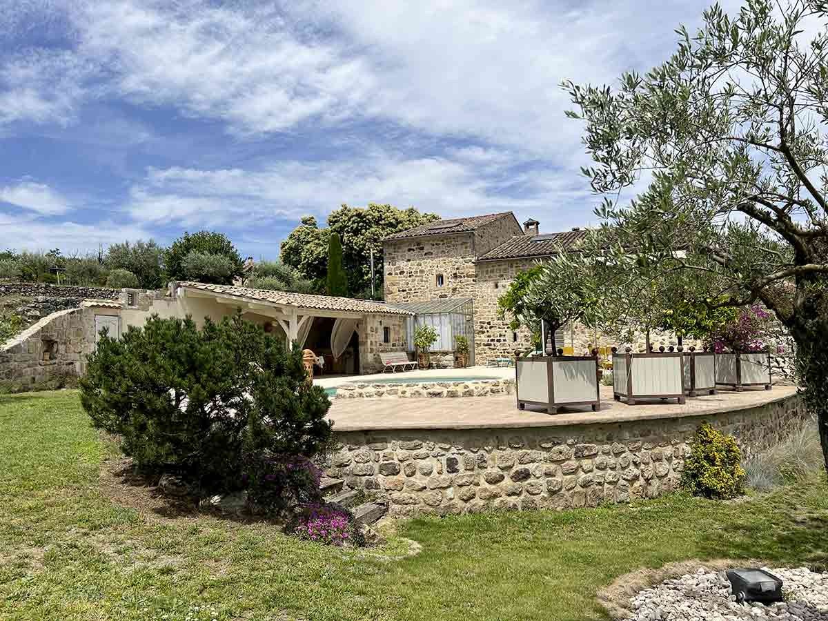 Un exceptionnel mas rénové de 196 m2 avec 1,6 ha de terrain et une piscine avec pool house. — photo 12