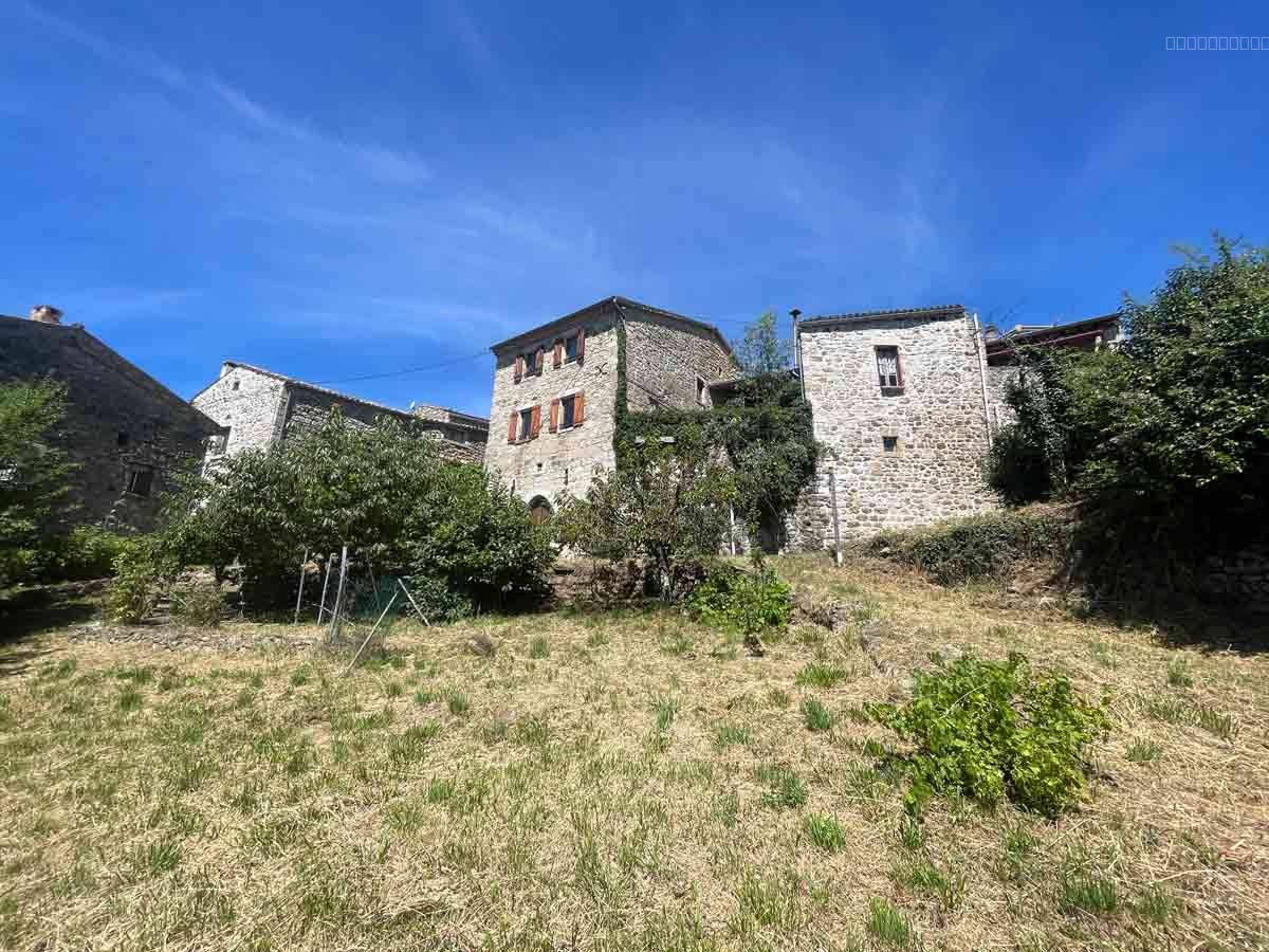 Dans un hameau typique, un ensemble immobilier de 3 maisons avec 8300 m2 de terrain et une vue splendide. — photo 7