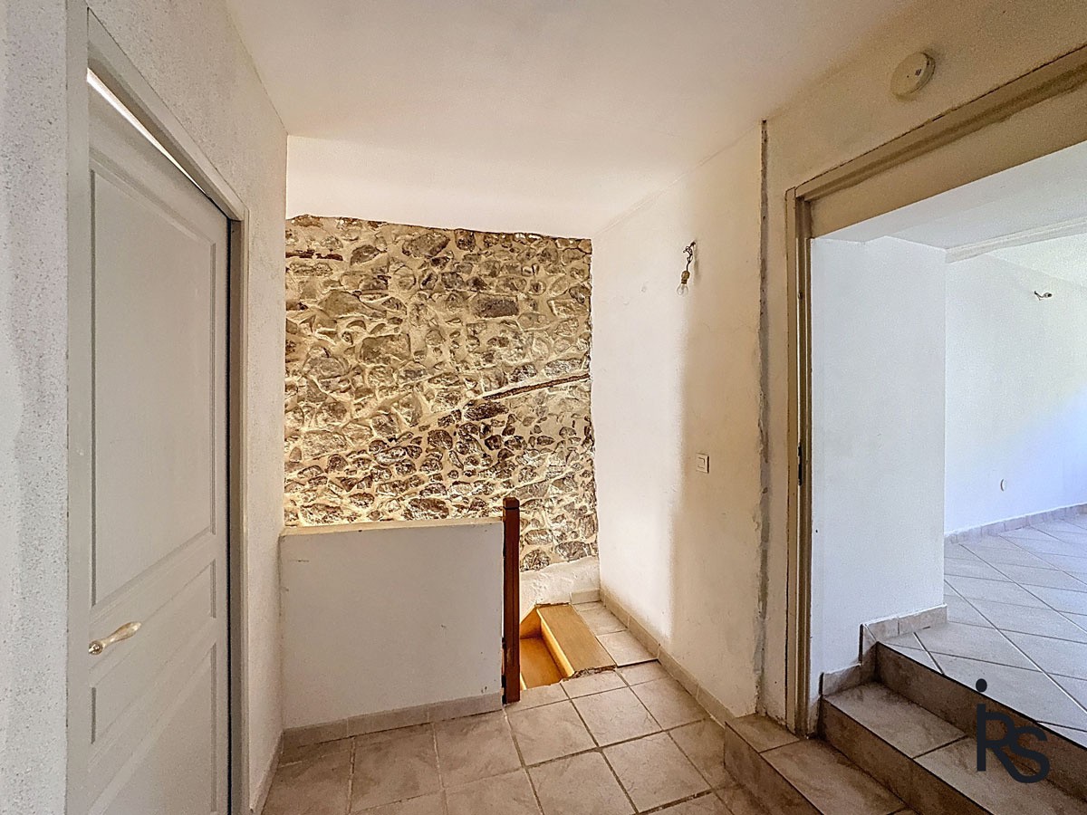 Une maison de hameau de 87 m2 habitables avec une cour et une grande terrasse — photo 9