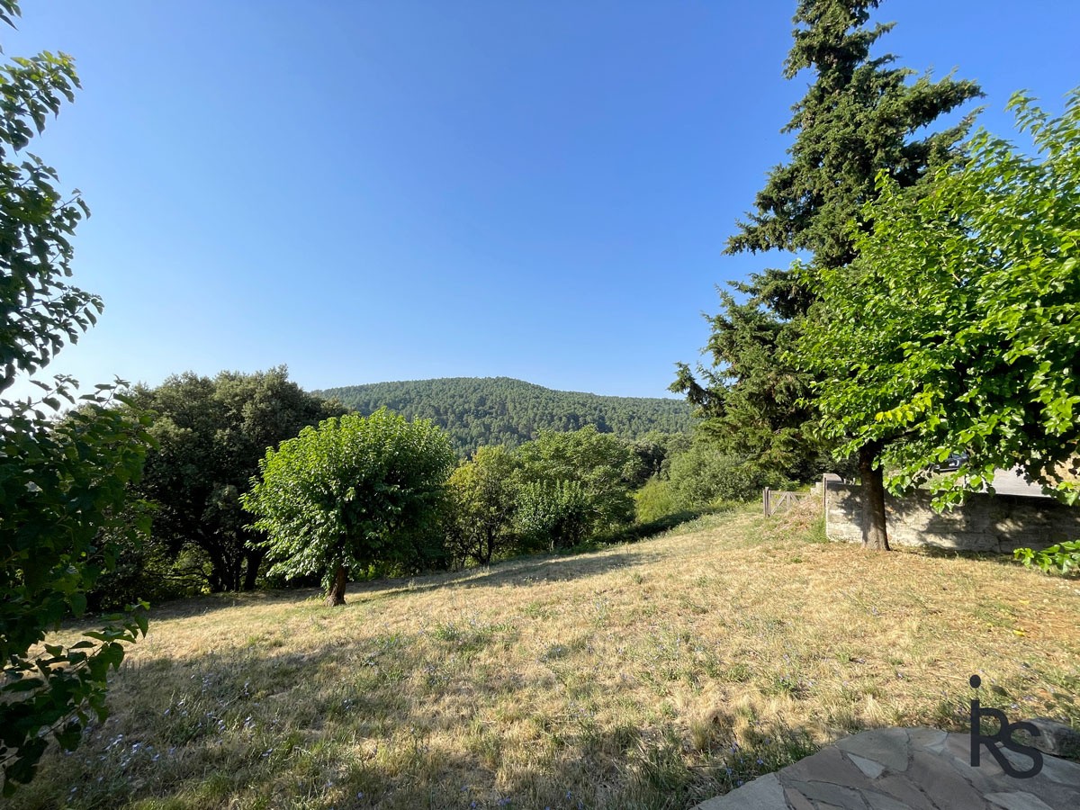 Une maison de caractère de 1803 avec 191 m2 habitables et dépendances, 3,2 ha de terrain et une belle vue. — photo 7
