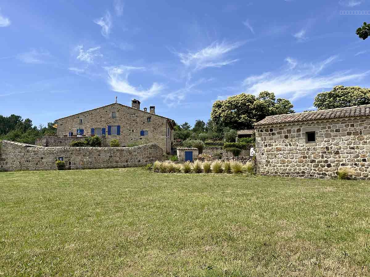 Un exceptionnel mas rénové de 196 m2 avec 1,6 ha de terrain et une piscine avec pool house. — photo 15