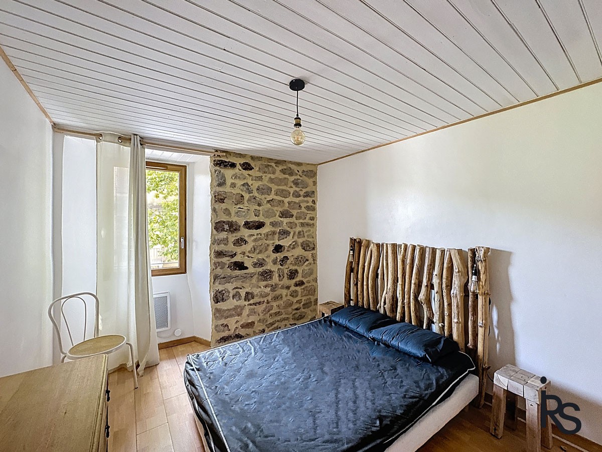 Maison de village avec un gîte, une petite cour et deux terrasses — photo 9