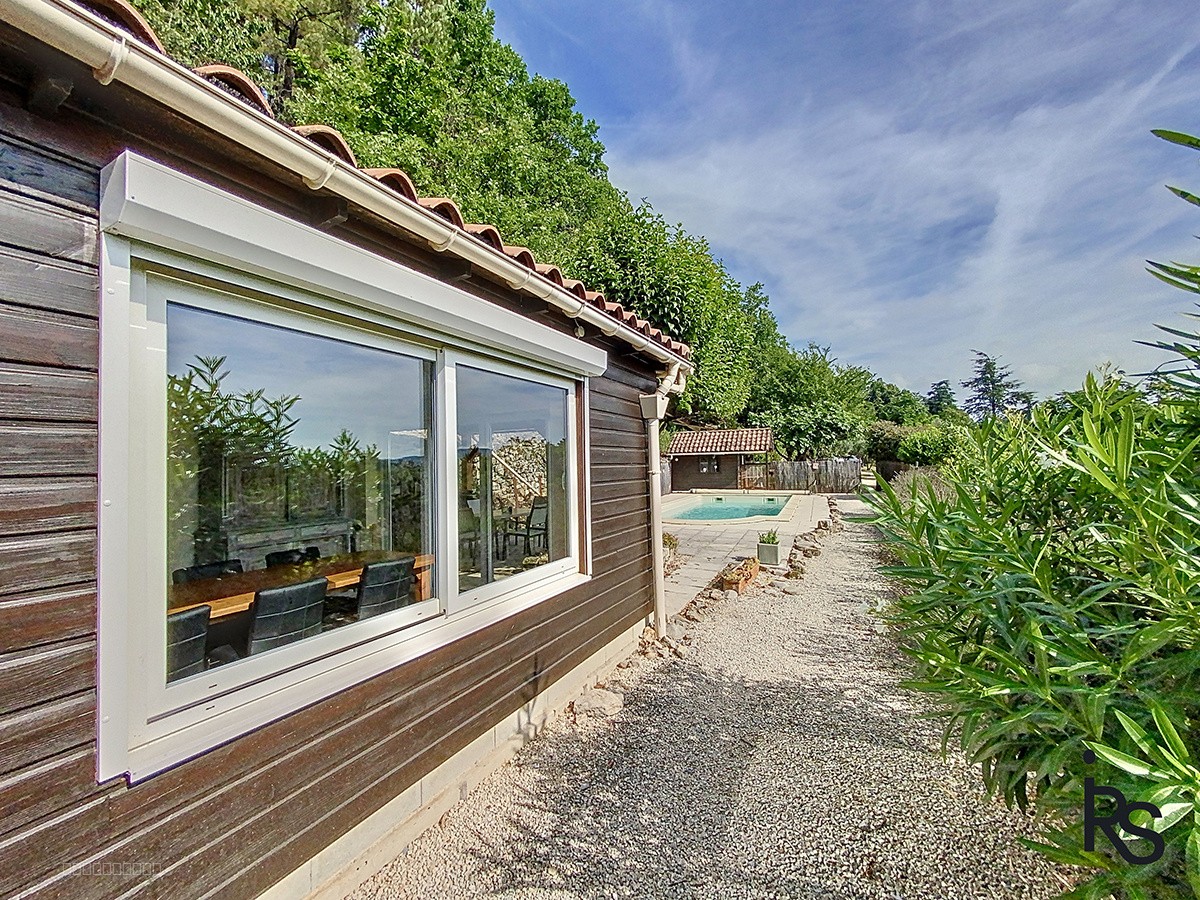 A 5 minutes d’un village avec tous les commerces, une maison de 106 m2 avec piscine et 965 m2 de terrain. — photo 4