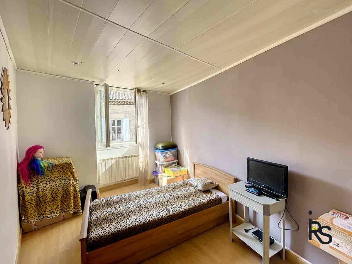 LARGENTIÈRE : une lumineuse maison de village en pierre de 78 m2 sur 3 niveaux avec balcon. — photo 9