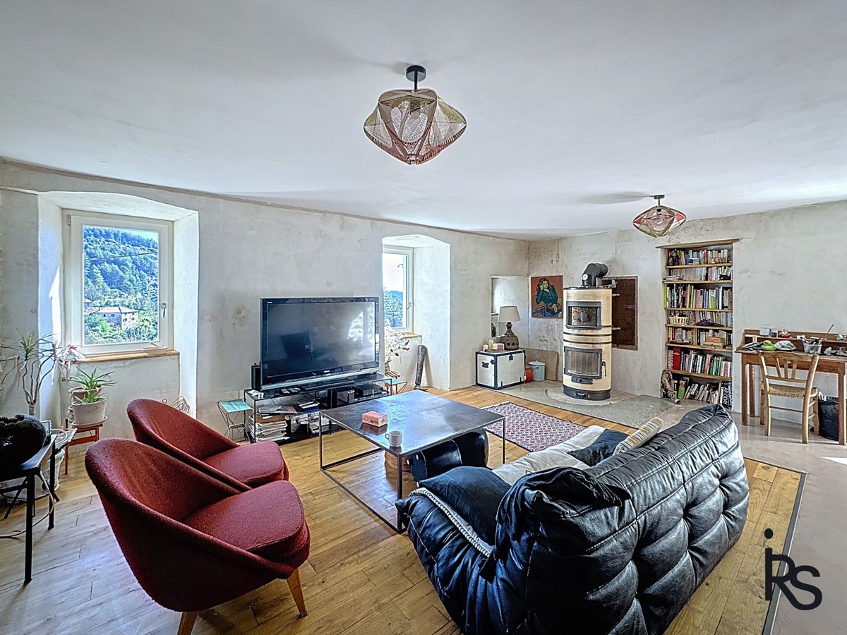 une maison ardéchoise rénovée de 261 m2 habitables, avec 4600 m2 de jardin en terrasses. — photo 8