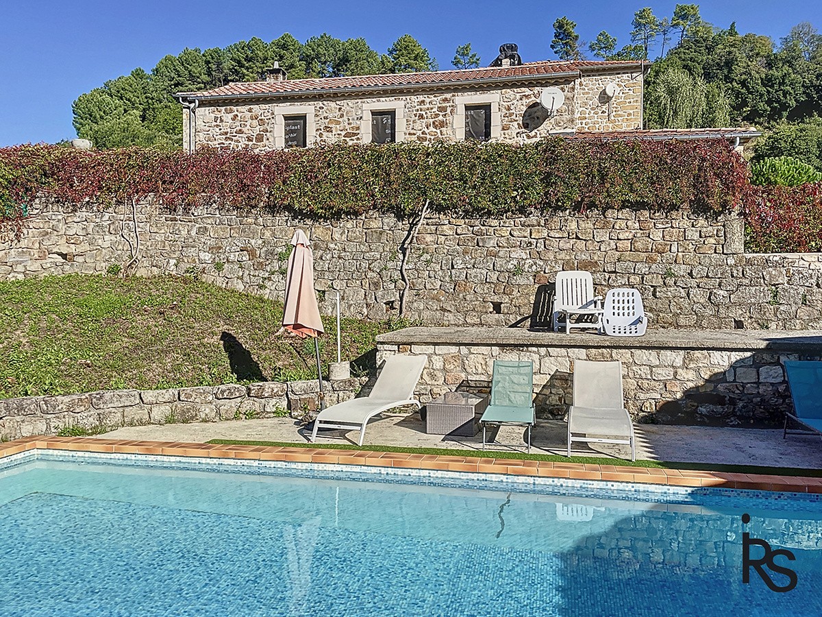 Dans un hameau, un ensemble de deux maisons et 3822 m2 de terrain avec une piscine et une belle vue. — photo 4
