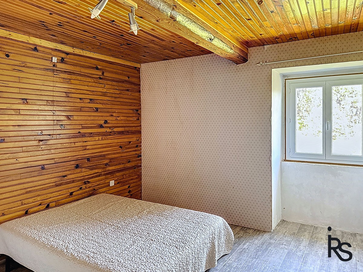 Dans un hameau, un ensemble de deux maisons et 3822 m2 de terrain avec une piscine et une belle vue. — photo 14