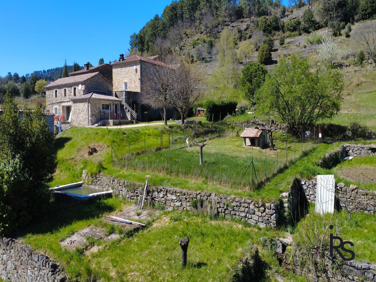 Dans un hameau, un ensemble de deux maisons et 3822 m2 de terrain avec une piscine et une belle vue. — photo 2