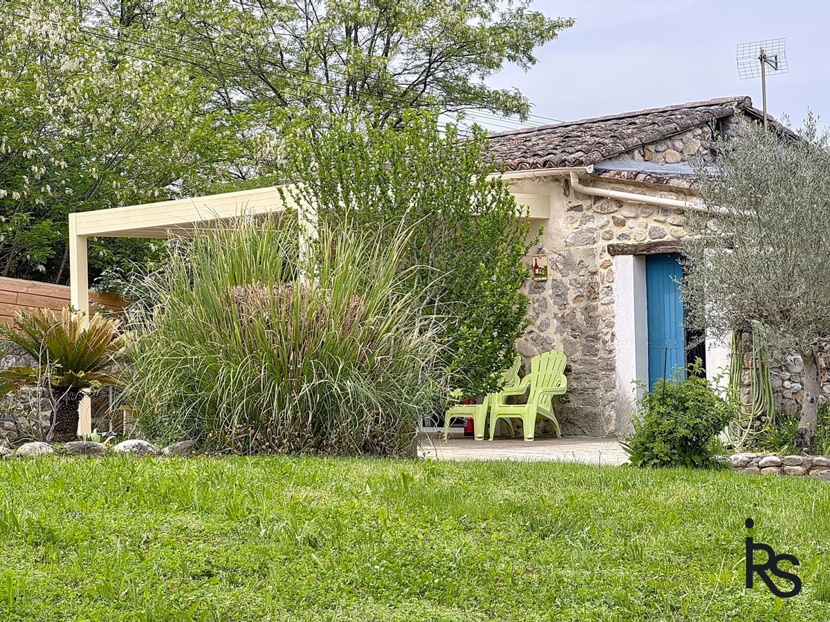 Sur les rives de la Rivière La Beaume, une propriété composée d'une habitation principale et de 8 gîtes — photo 3
