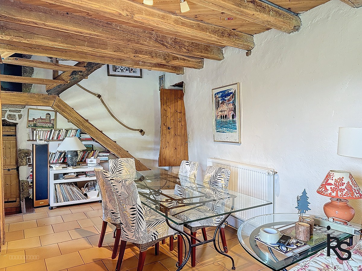 Dans un hameau typique, un ensemble immobilier de 3 maisons avec 8300 m2 de terrain et une vue splendide. — photo 8