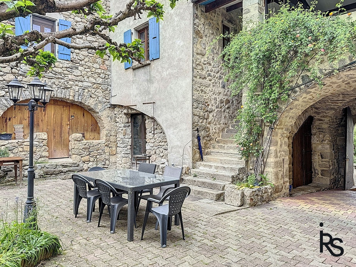 Sur les rives de la Rivière La Beaume, une propriété composée d'une habitation principale et de 8 gîtes — photo 6