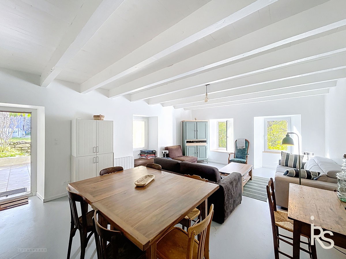 Une charmante maison en pierre de 80 m2 habitables rénovée récemment avec un jardin de 490 m2. — photo 4