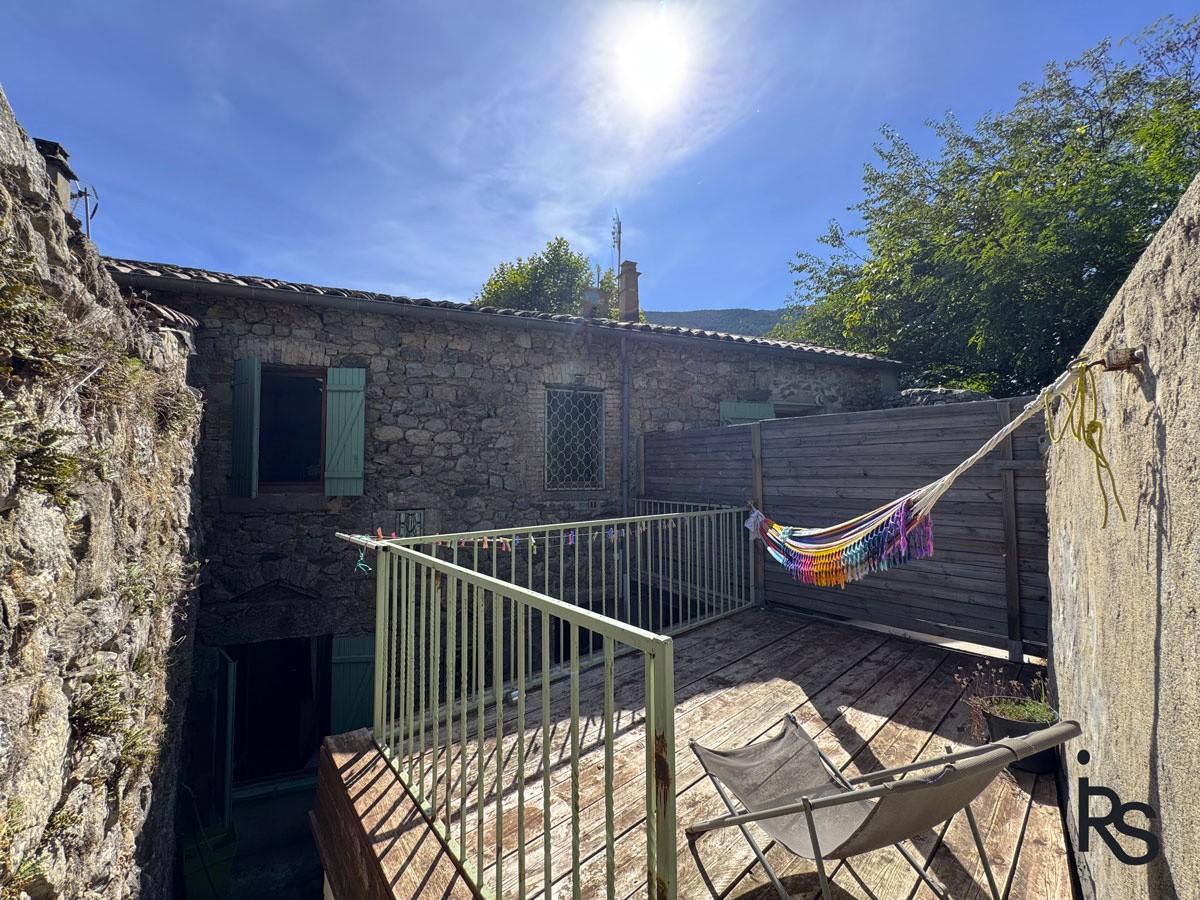 Maison de village avec un gîte, une petite cour et deux terrasses — photo 3