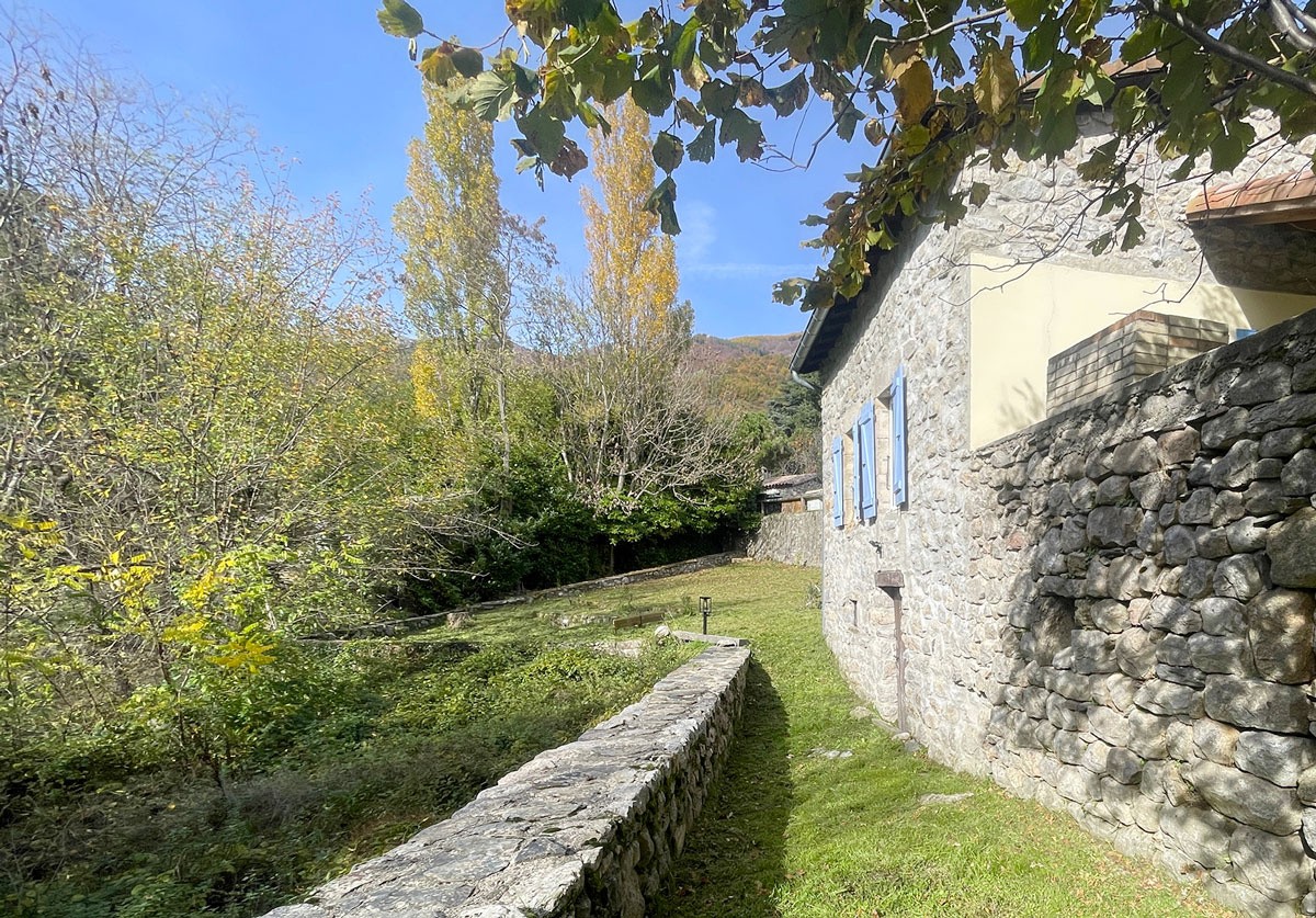 Une charmante maison en pierre de 80 m2 habitables rénovée récemment avec un jardin de 490 m2. — photo 3