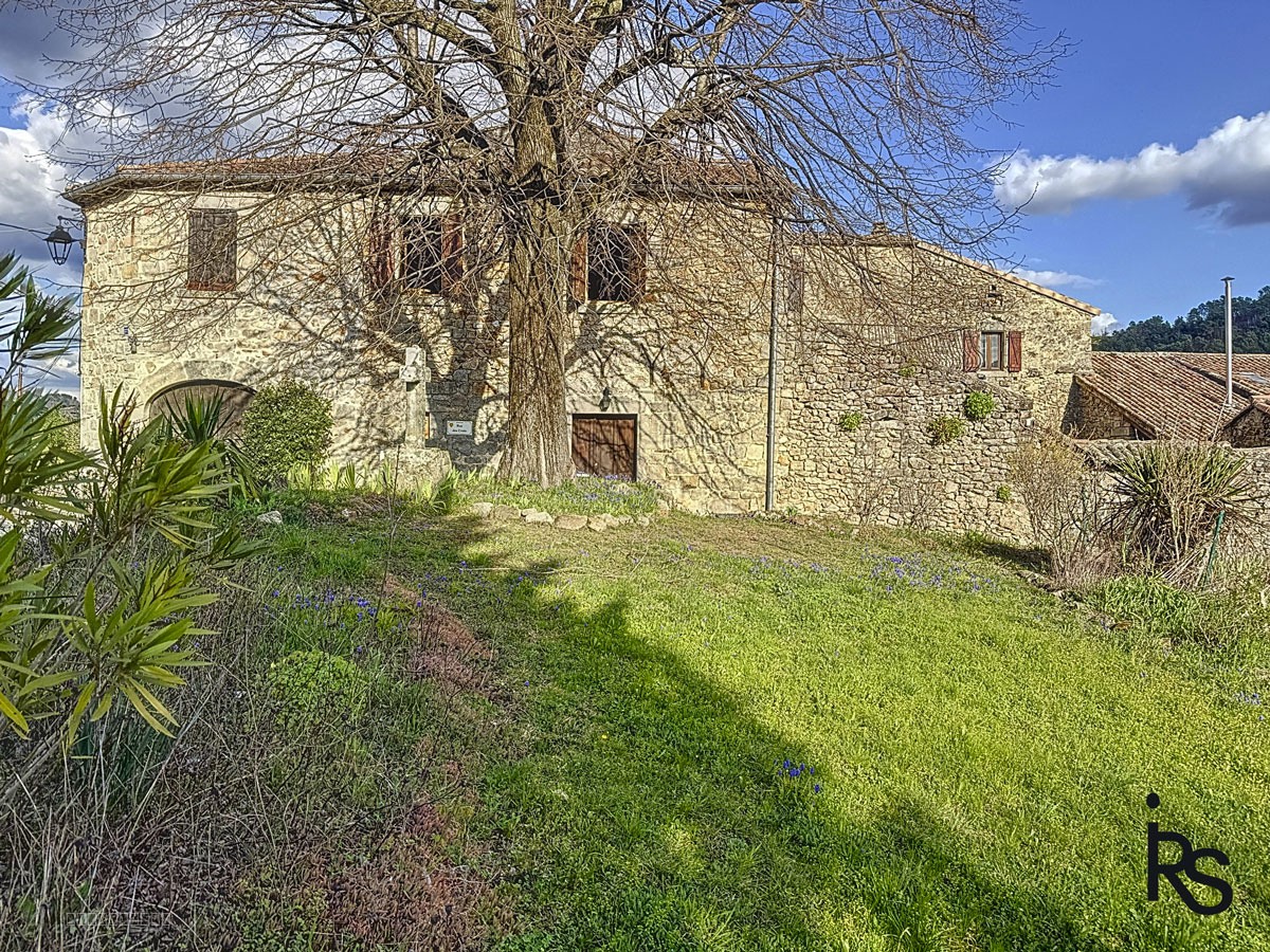 Une maison de caractère de 187 m2 habitables avec 230 m2 de dépendances aménageables, une cour et un jardin. — photo 2