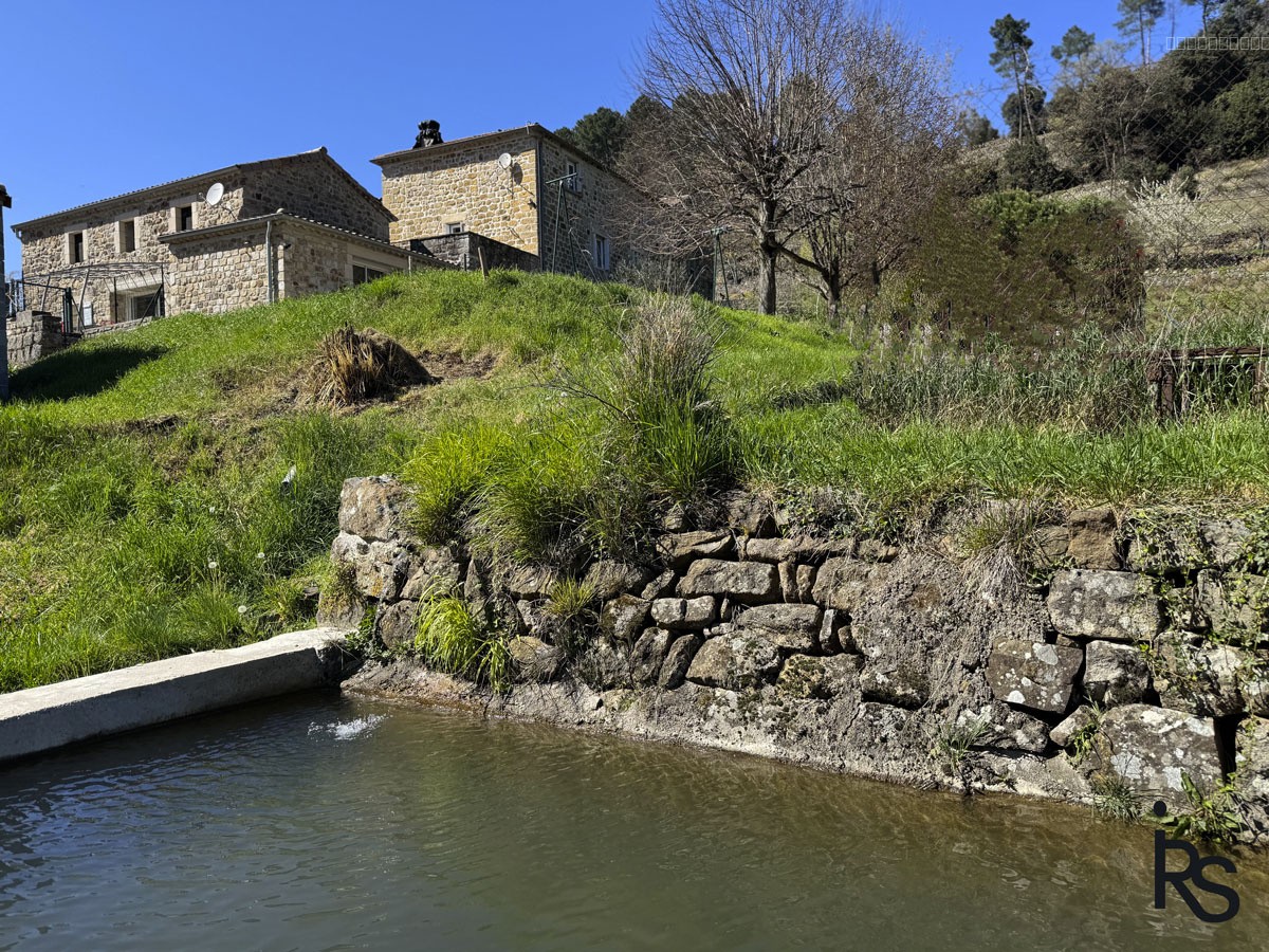 Dans un hameau, un ensemble de deux maisons et 3822 m2 de terrain avec une piscine et une belle vue. — photo 3