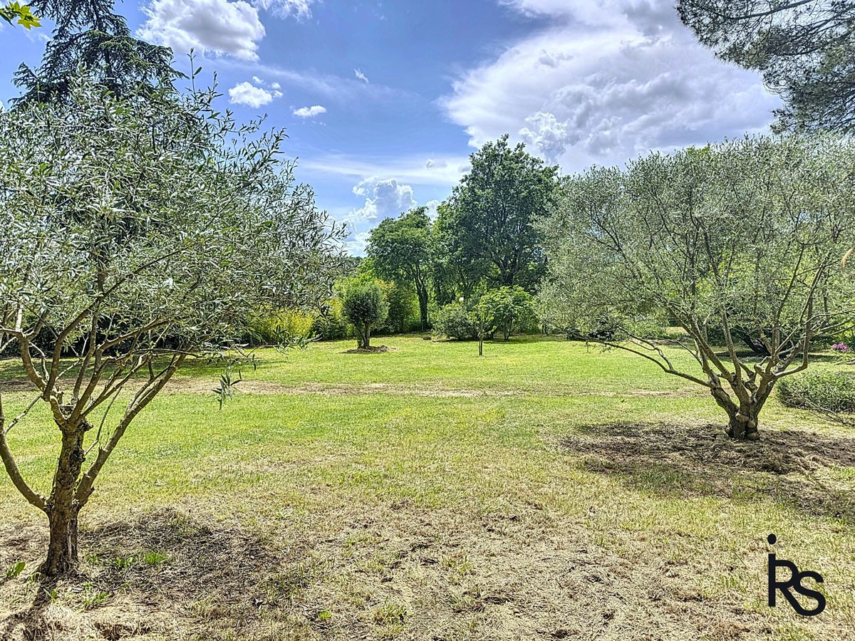 Propriété de charme de 345,80 m2 : mas ardéchois avec 2 dépendances aménagées, 4000 m2 de jardin et piscine. — photo 10