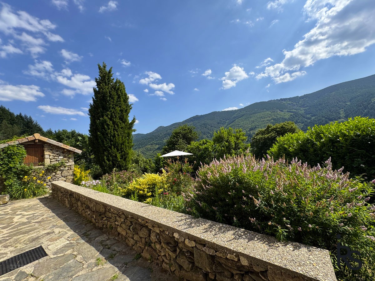 Maison de charme rénovée de 148 m2 habitables avec une vue splendide, un jardin paysagé et arboré de 2965 m2 — photo 2