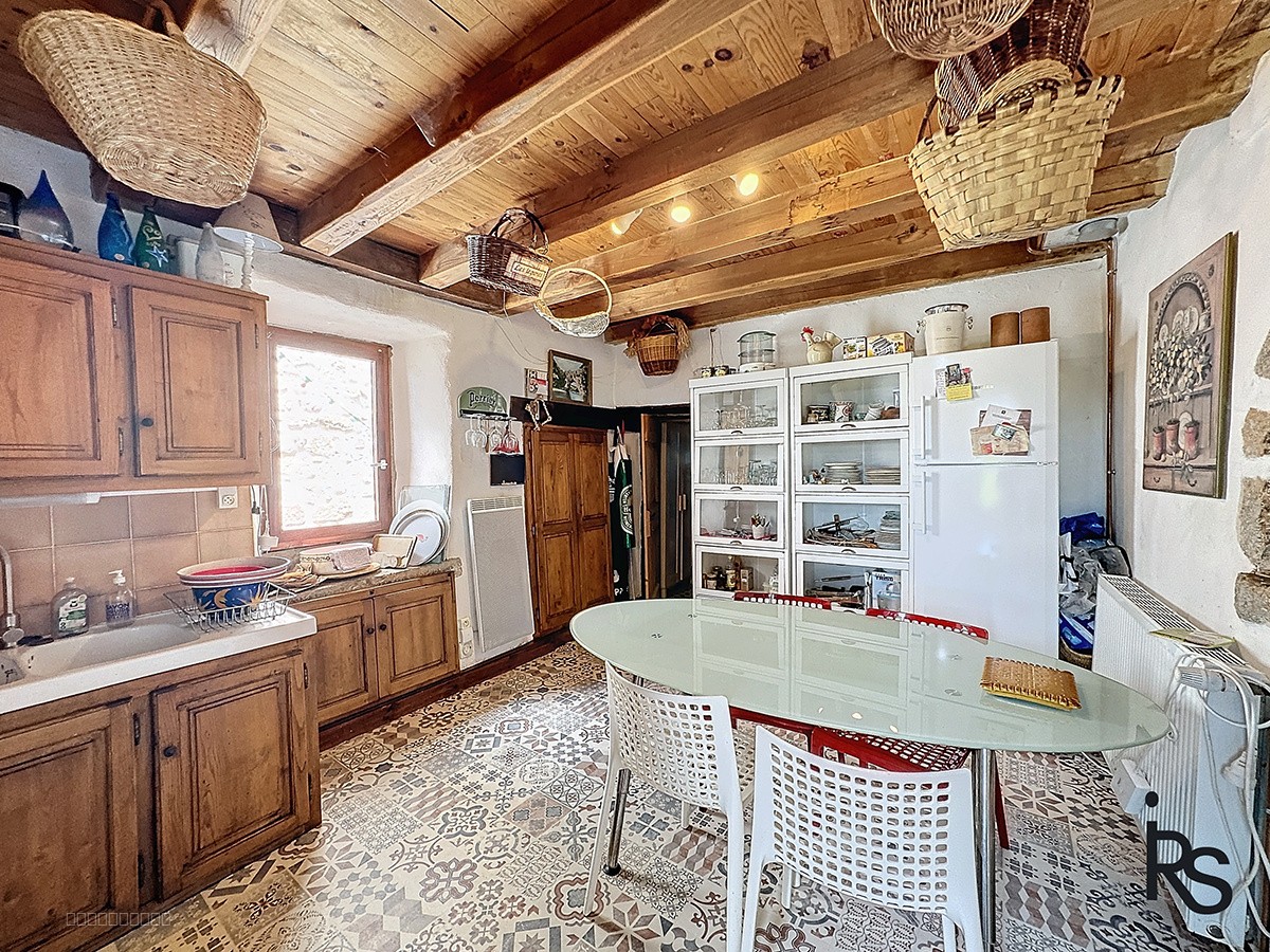 Dans un hameau typique, un ensemble immobilier de 3 maisons avec 8300 m2 de terrain et une vue splendide. — photo 10