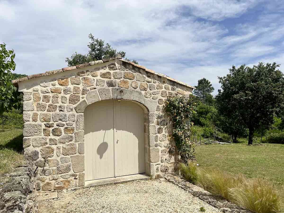 Un exceptionnel mas rénové de 196 m2 avec 1,6 ha de terrain et une piscine avec pool house. — photo 18