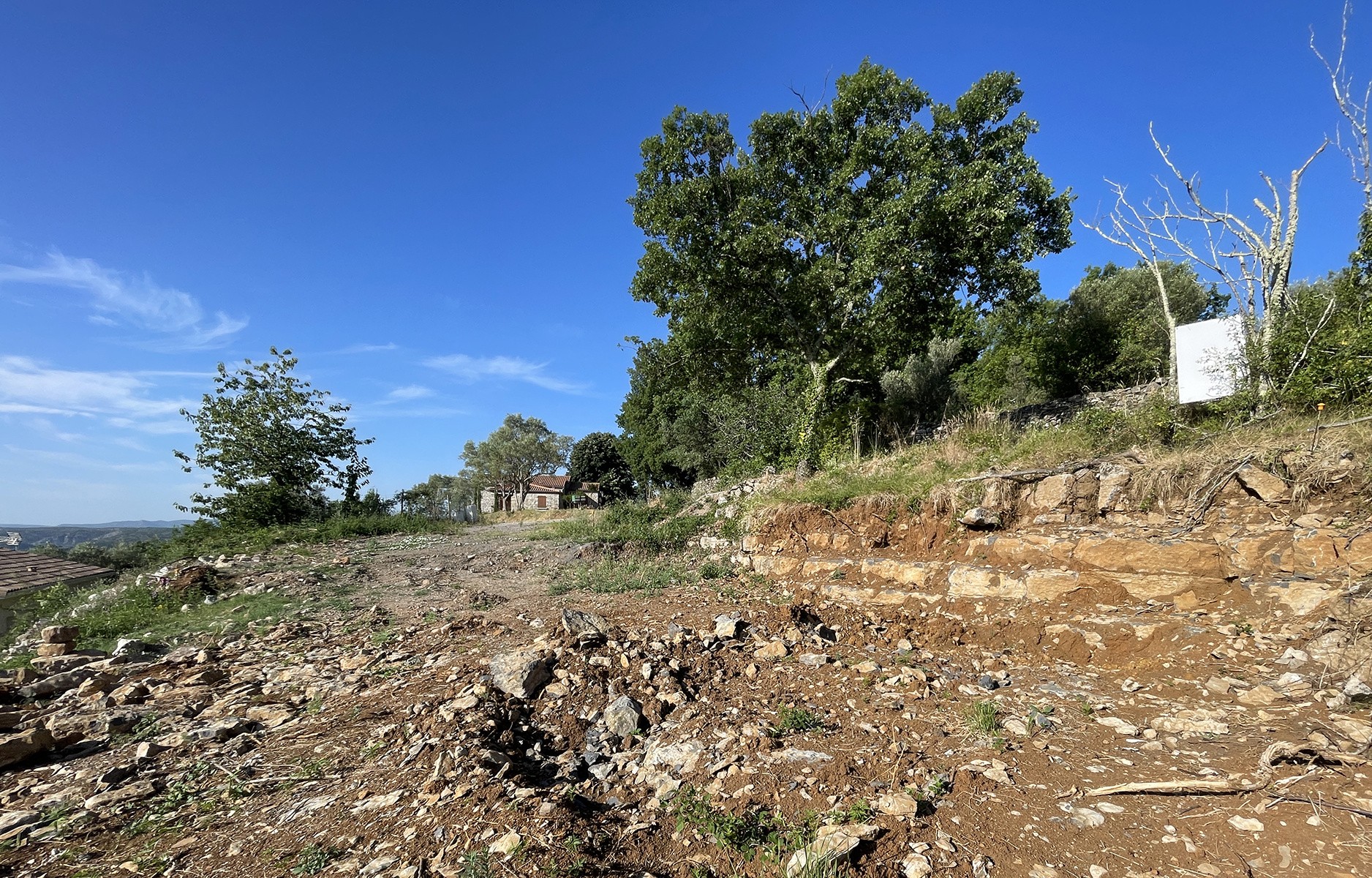 Terrain à bâtir de 3560 m2 viabilisé avec permis de construire pour une villa avec piscine. — photo 4