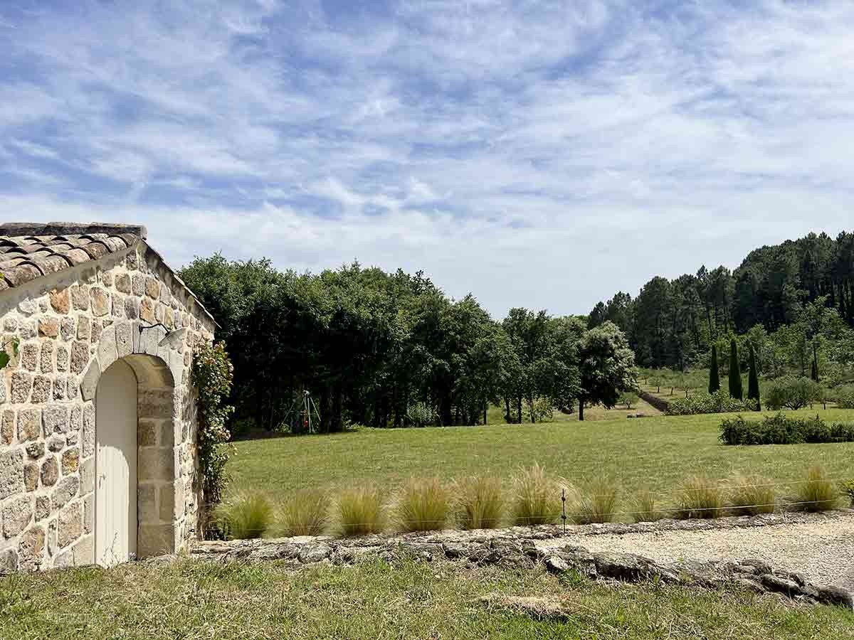 Un exceptionnel mas rénové de 196 m2 avec 1,6 ha de terrain et une piscine avec pool house. — photo 16