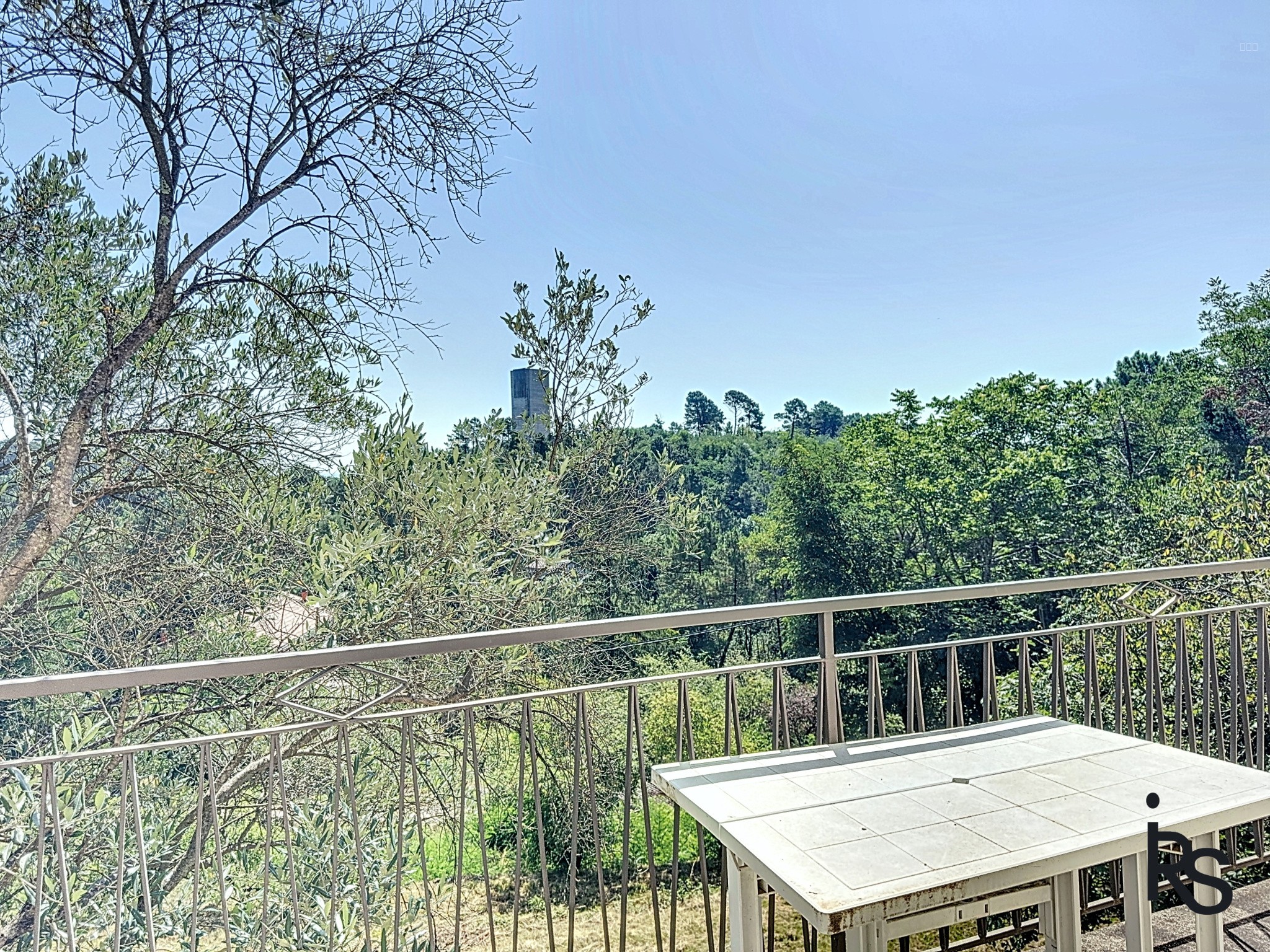 Villa de 1966 avec un terrain constructible de 1883 m2 et une vue dégagée. — photo 5