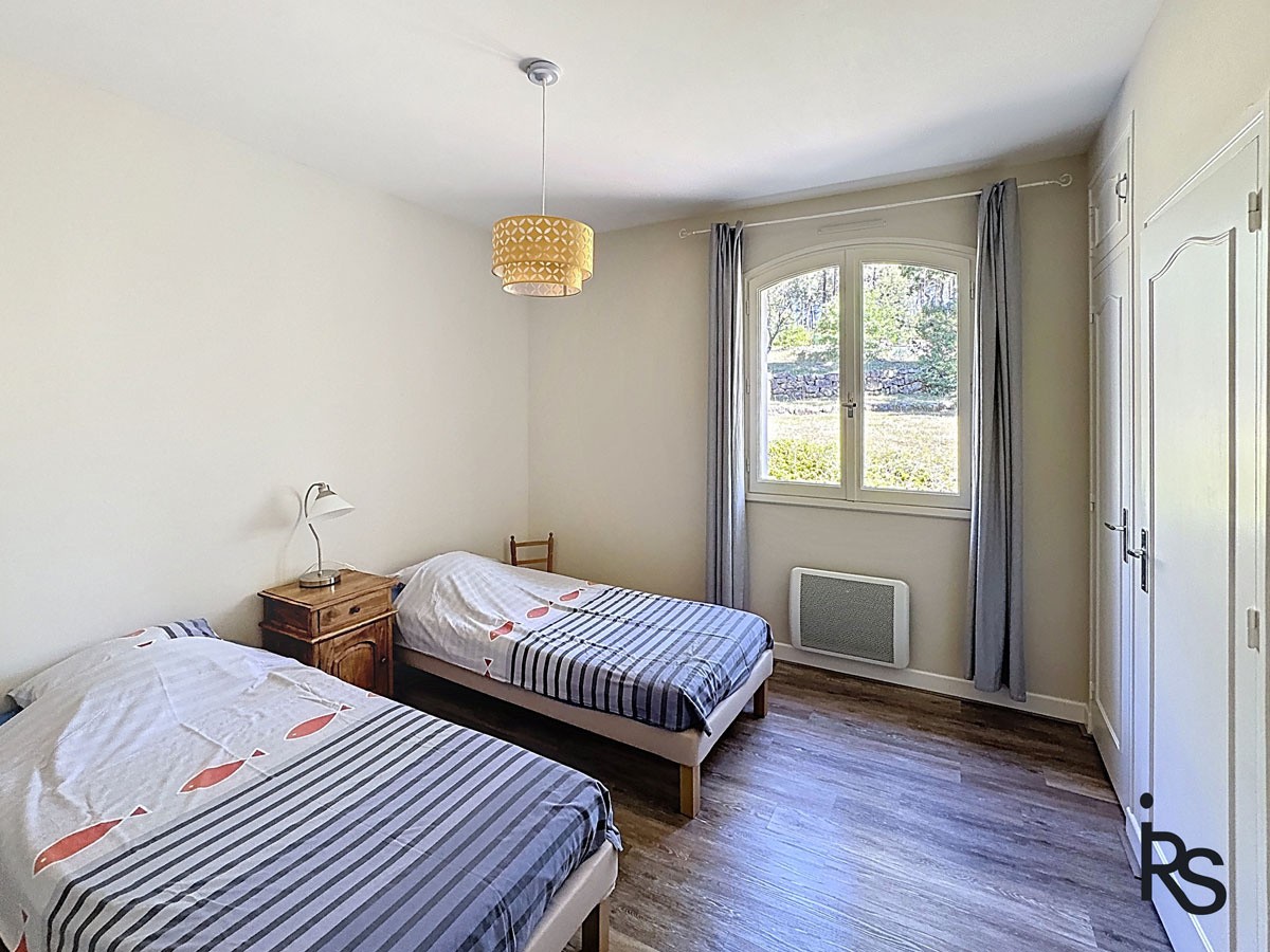 Une spacieuse villa de 267 m2 avec 5586 m2 de jardin et une piscine chauffée. — photo 10