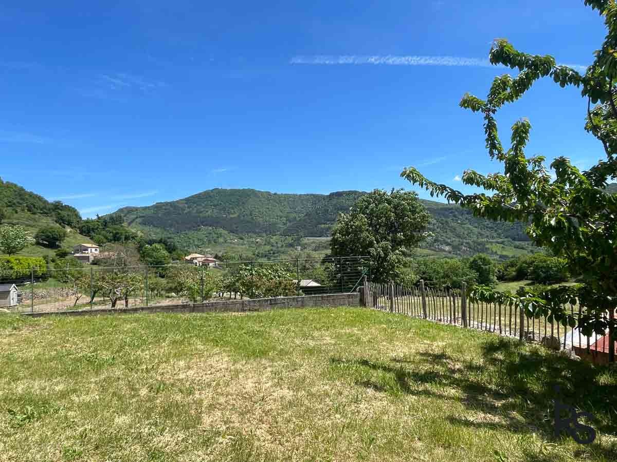 Une villa de 144 m2 habitables avec terrasse et 1138 m2 de jardin avec une belle vue sur les montagnes. — photo 2