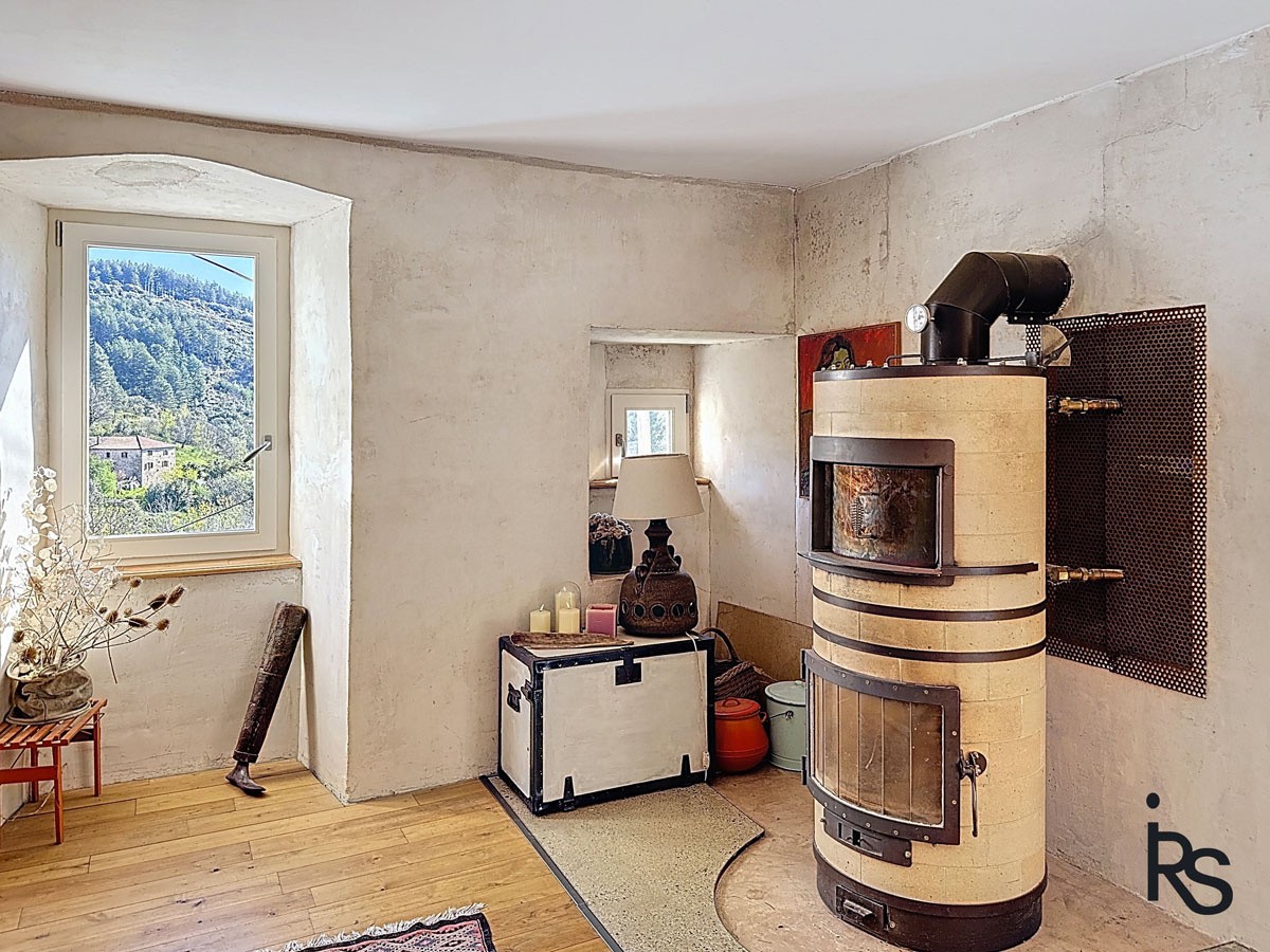 une maison ardéchoise rénovée de 261 m2 habitables, avec 4600 m2 de jardin en terrasses. — photo 7