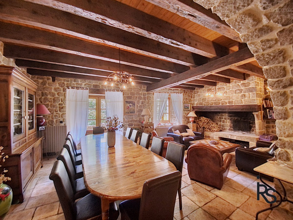 Demeure de caractère de 330m2 rénovés avec 6 chambres, 2,6 ha de terrain, piscine et vue dominante. — photo 5