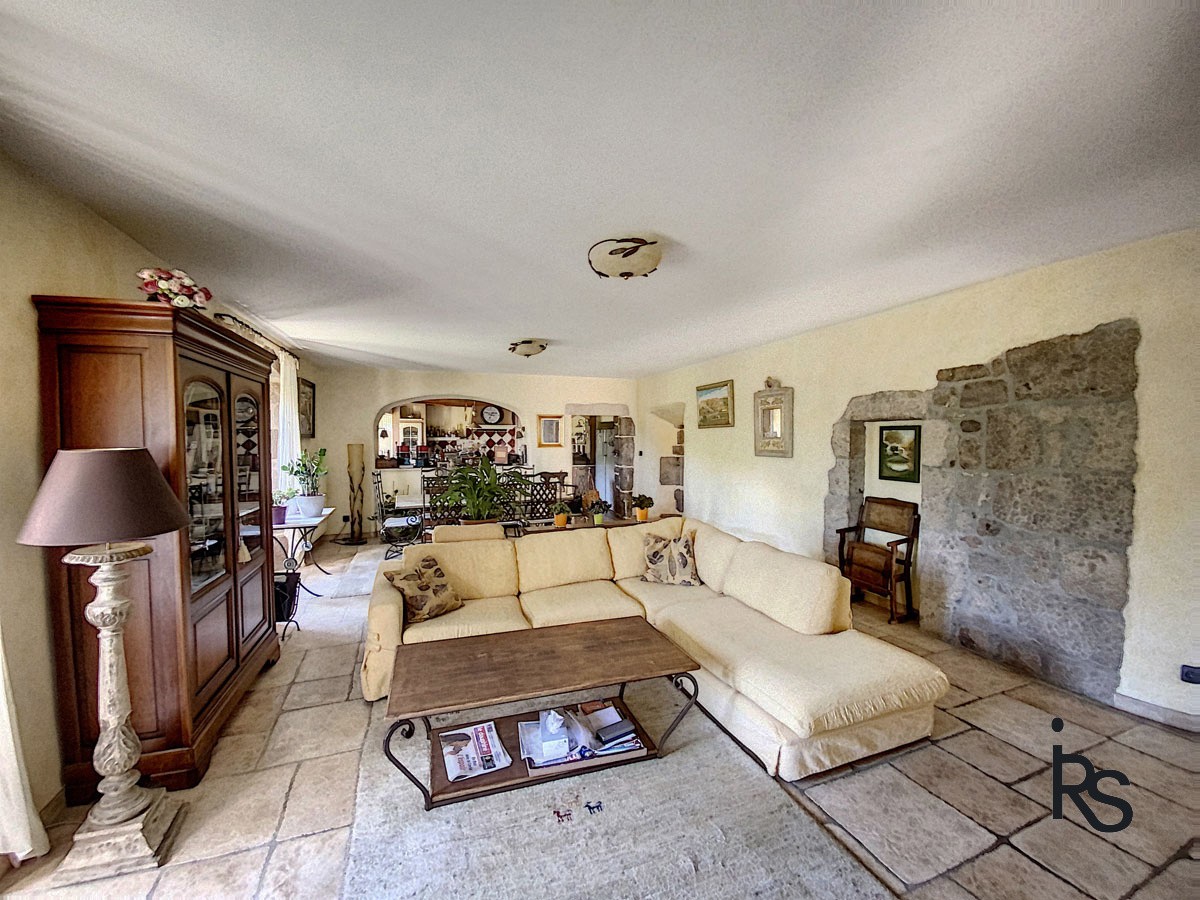 Demeure de caractère de 330m2 rénovés avec 6 chambres, 2,6 ha de terrain, piscine et vue dominante. — photo 7