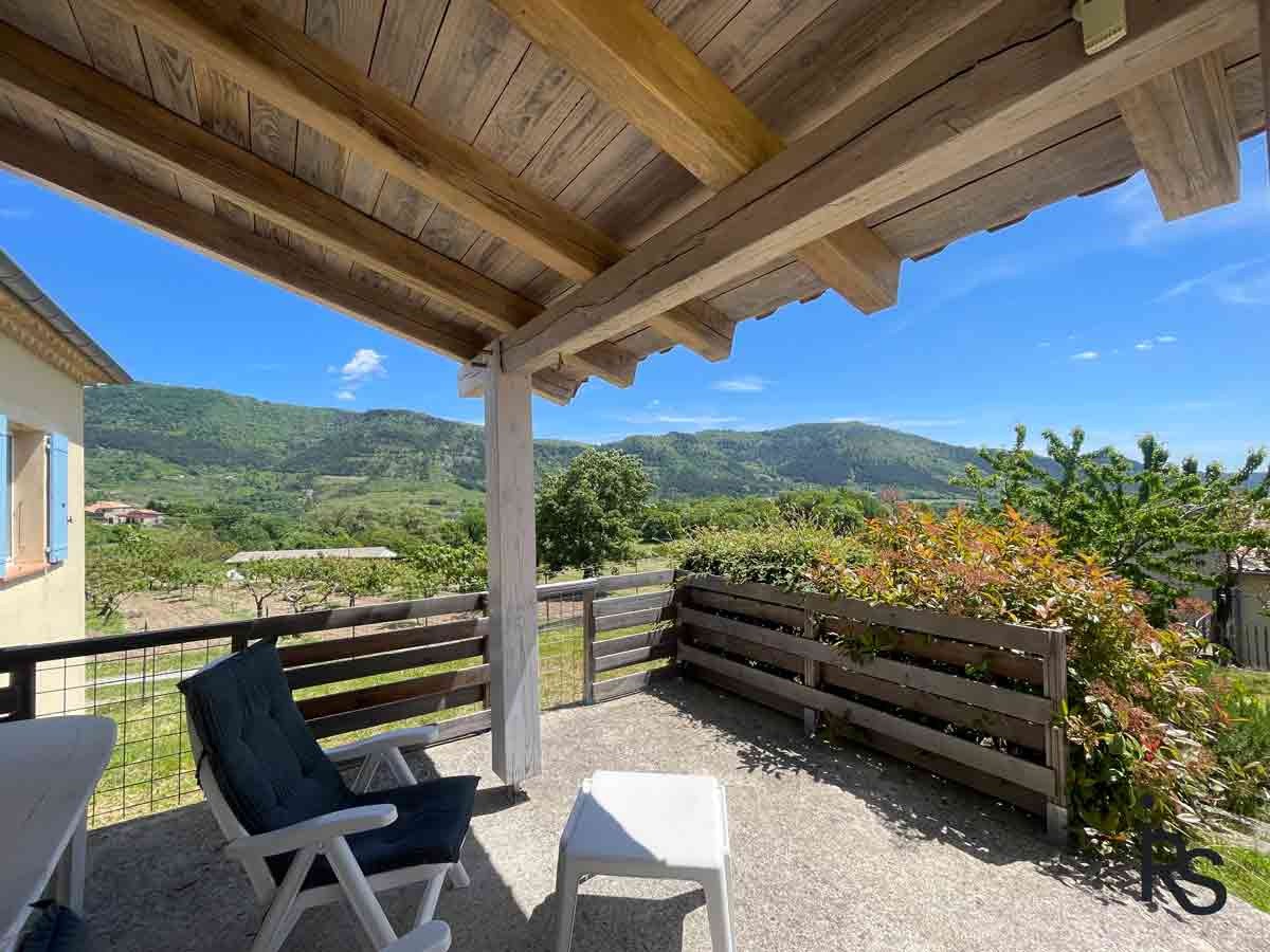 Une villa de 144 m2 habitables avec terrasse et 1138 m2 de jardin avec une belle vue sur les montagnes. — photo 13