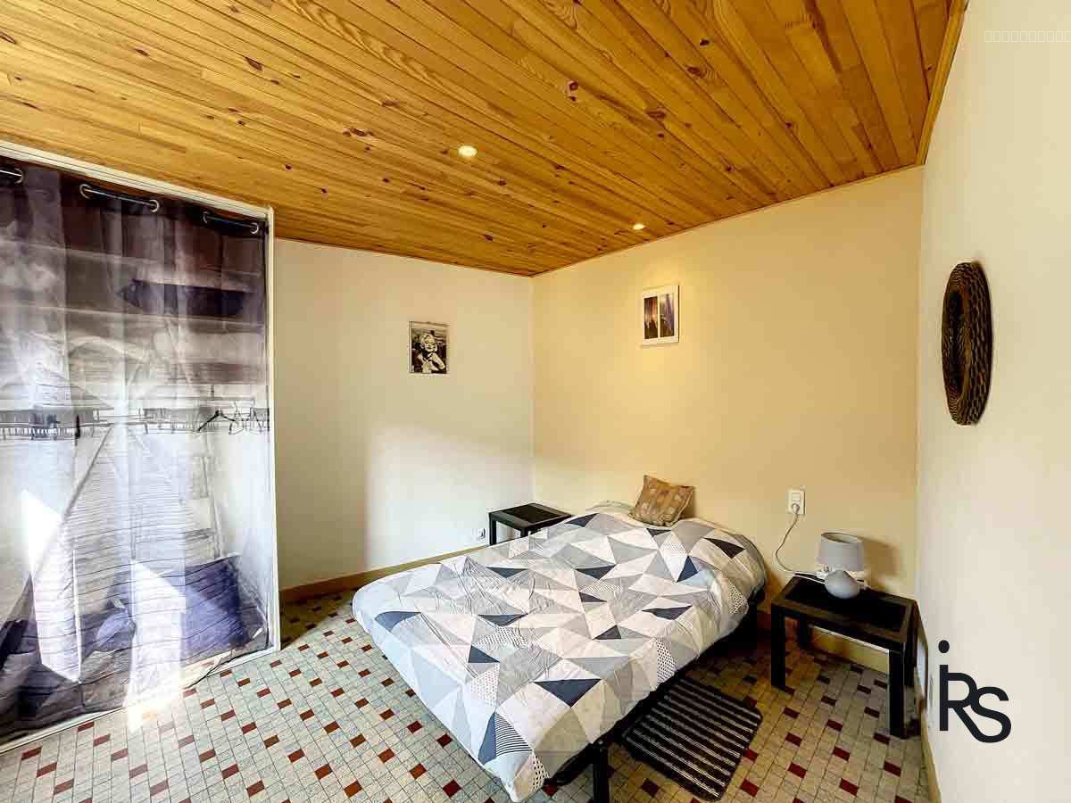 LARGENTIÈRE : une lumineuse maison de village en pierre de 78 m2 sur 3 niveaux avec balcon. — photo 7