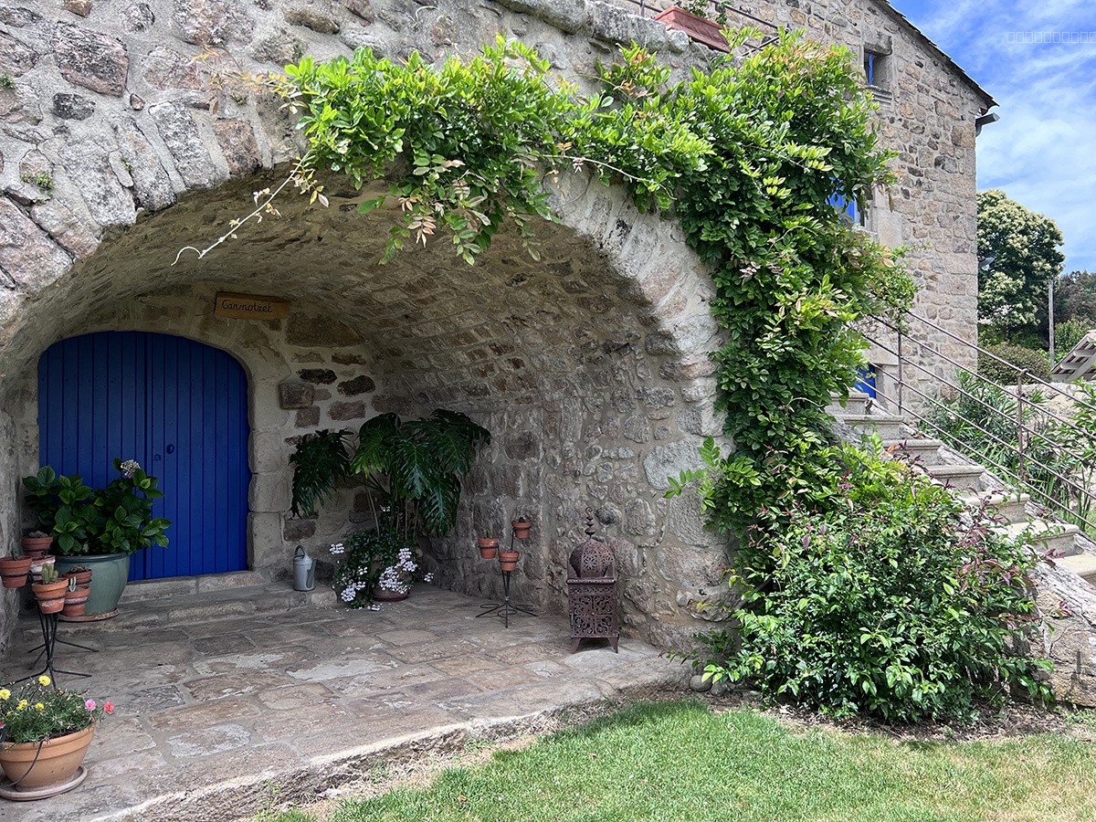 Un exceptionnel mas rénové de 196 m2 avec 1,6 ha de terrain et une piscine avec pool house. — photo 19