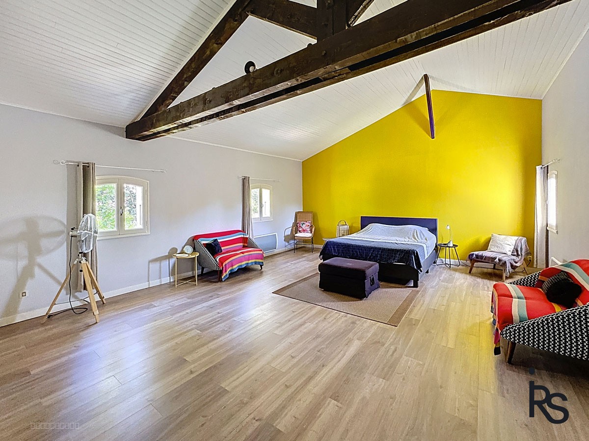 Une spacieuse villa de 267 m2 avec 5586 m2 de jardin et une piscine chauffée. — photo 8
