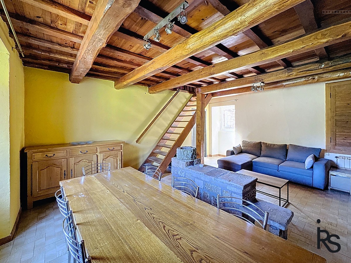 Dans un hameau, un ensemble de deux maisons et 3822 m2 de terrain avec une piscine et une belle vue. — photo 7