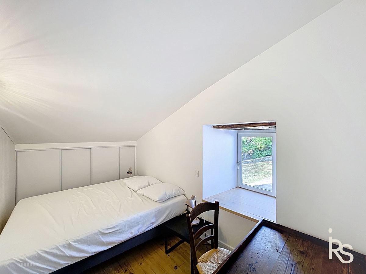Une charmante maison en pierre de 80 m2 habitables rénovée récemment avec un jardin de 490 m2. — photo 8