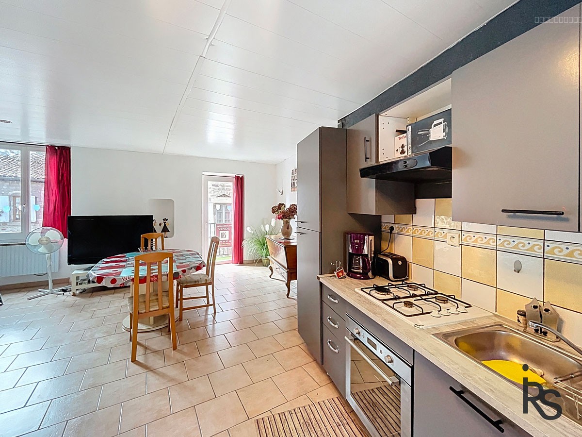 LARGENTIÈRE : une lumineuse maison de village en pierre de 78 m2 sur 3 niveaux avec balcon. — photo 3