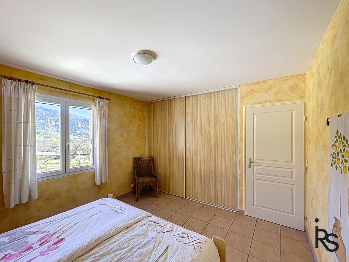 Une villa de 144 m2 habitables avec terrasse et 1138 m2 de jardin avec une belle vue sur les montagnes. — photo 10
