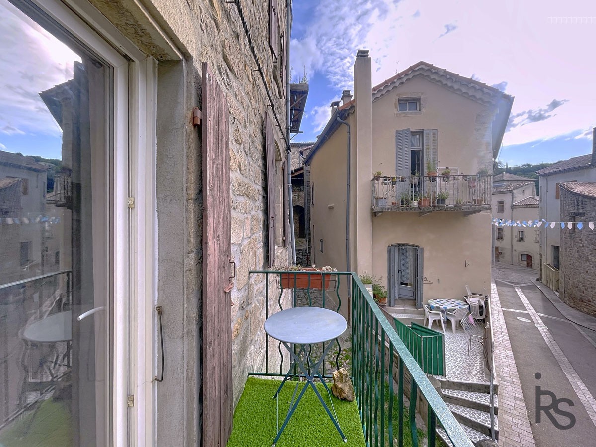 LARGENTIÈRE : une lumineuse maison de village en pierre de 78 m2 sur 3 niveaux avec balcon. — photo 11