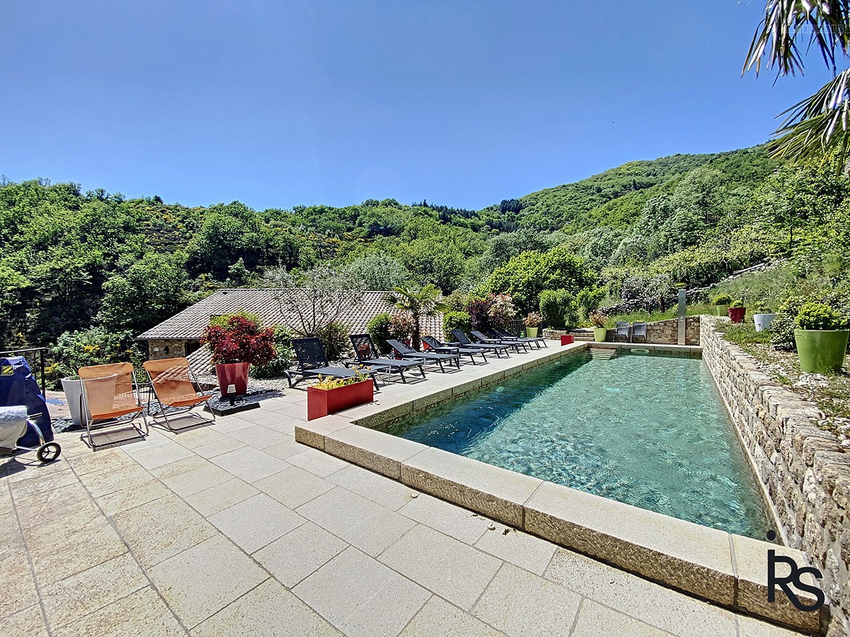 Demeure de caractère de 330m2 rénovés avec 6 chambres, 2,6 ha de terrain, piscine et vue dominante. — photo 3