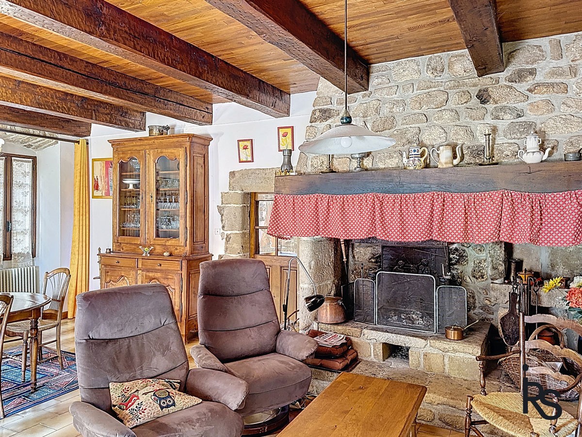 Avec une vue panoramique, une maison en pierre de 190 m2 habitables et un terrain de 2833 m2 — photo 6