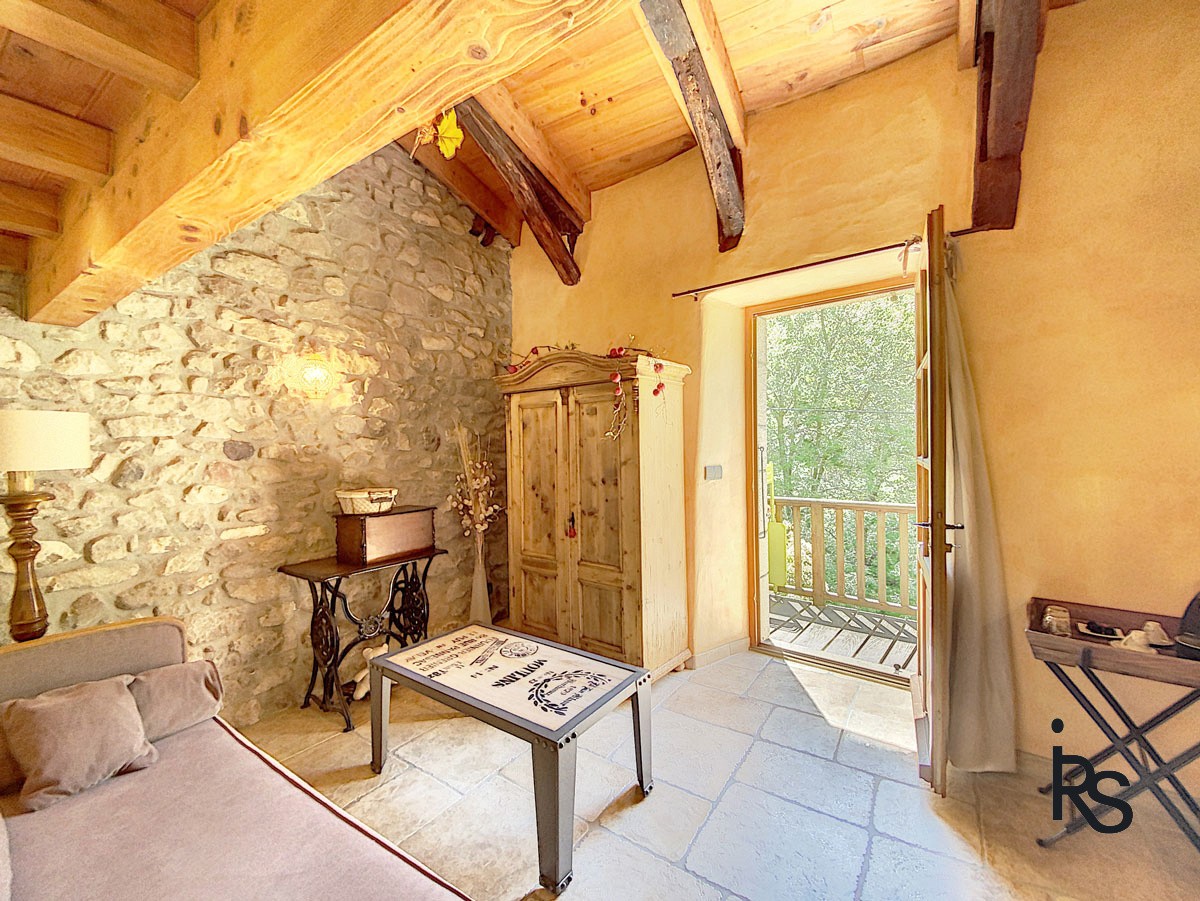 Demeure de caractère de 330m2 rénovés avec 6 chambres, 2,6 ha de terrain, piscine et vue dominante. — photo 10