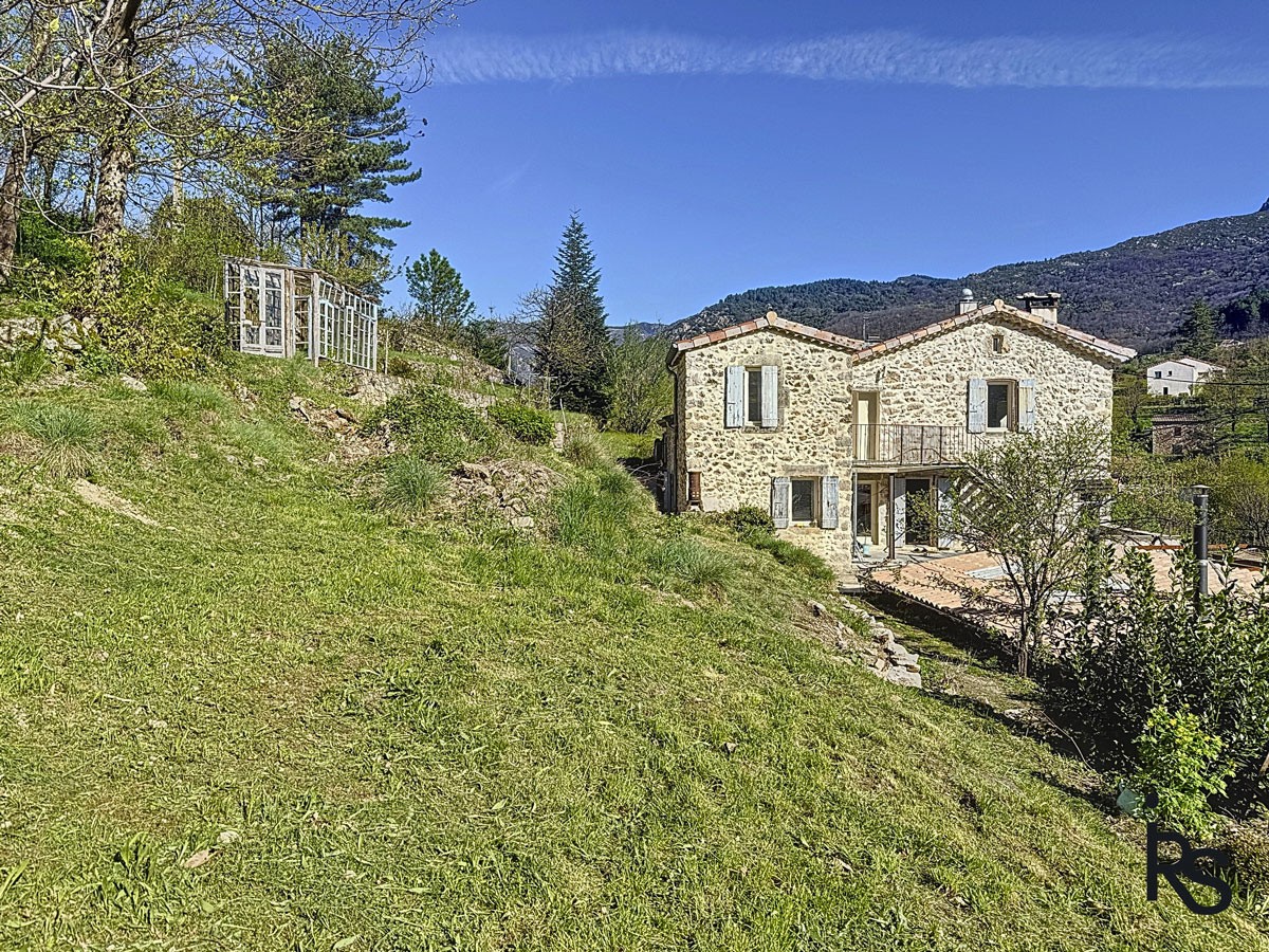 une maison ardéchoise rénovée de 261 m2 habitables, avec 4600 m2 de jardin en terrasses. — photo 2