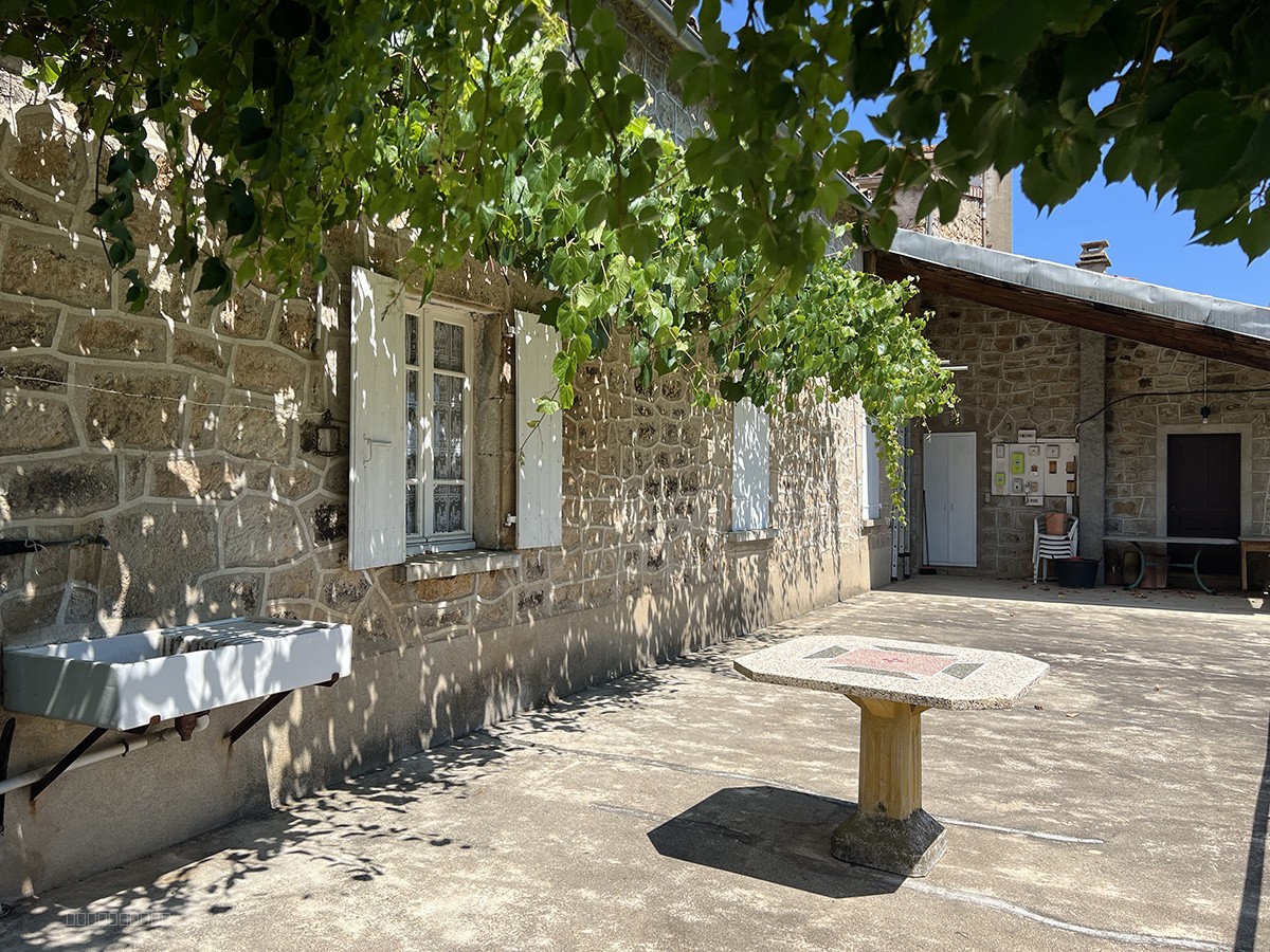 Une demeure rurale en 4 logements avec 6,34 ha de terrain et deux sources. — photo 4