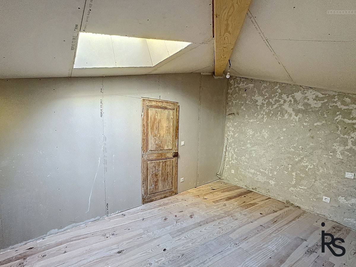 Une maison de hameau en pierre de 124 m2 habitables, à finir de rénover avec 2652 m2 de terrain. — photo 11