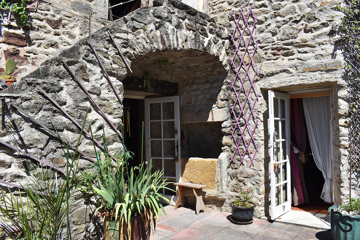 Une maison de caractère de 101 m2 habitables dans un petit hameau avec 876 m2 de jardin en terrasses — photo 3