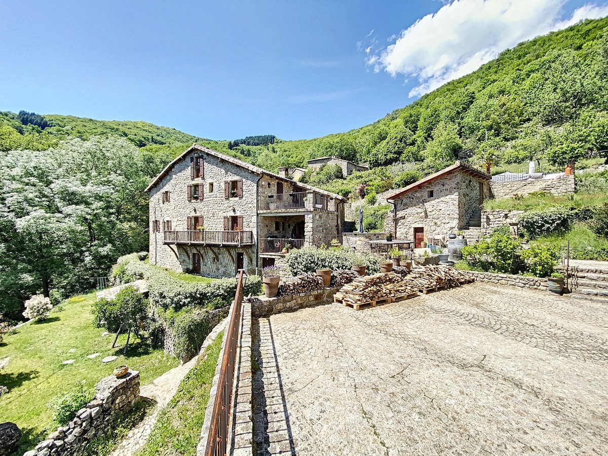 Demeure de caractère de 330m2 rénovés avec 6 chambres, 2,6 ha de terrain, piscine et vue dominante. — photo 2